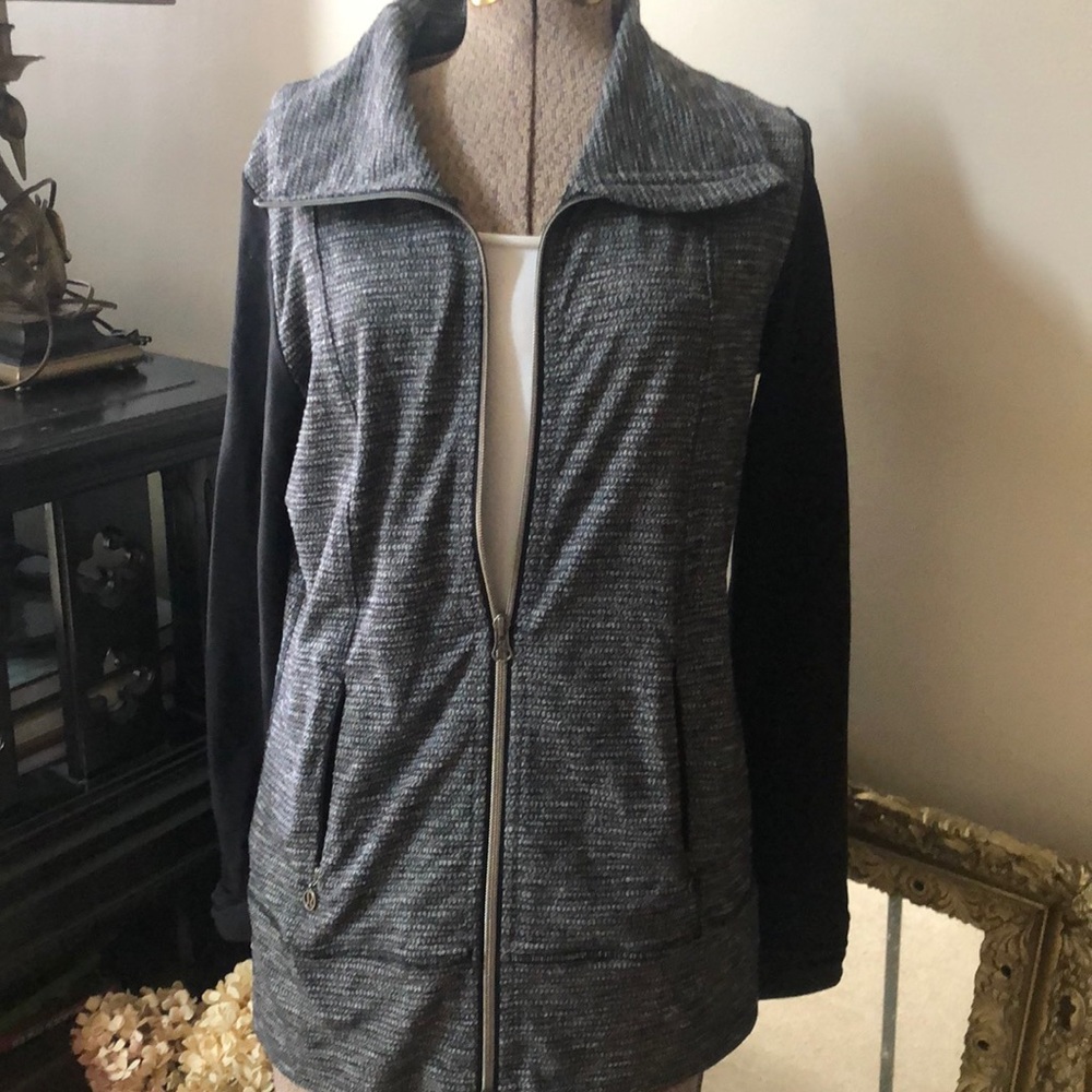 Size 8 Lululemon zip up jacket. Great condition.